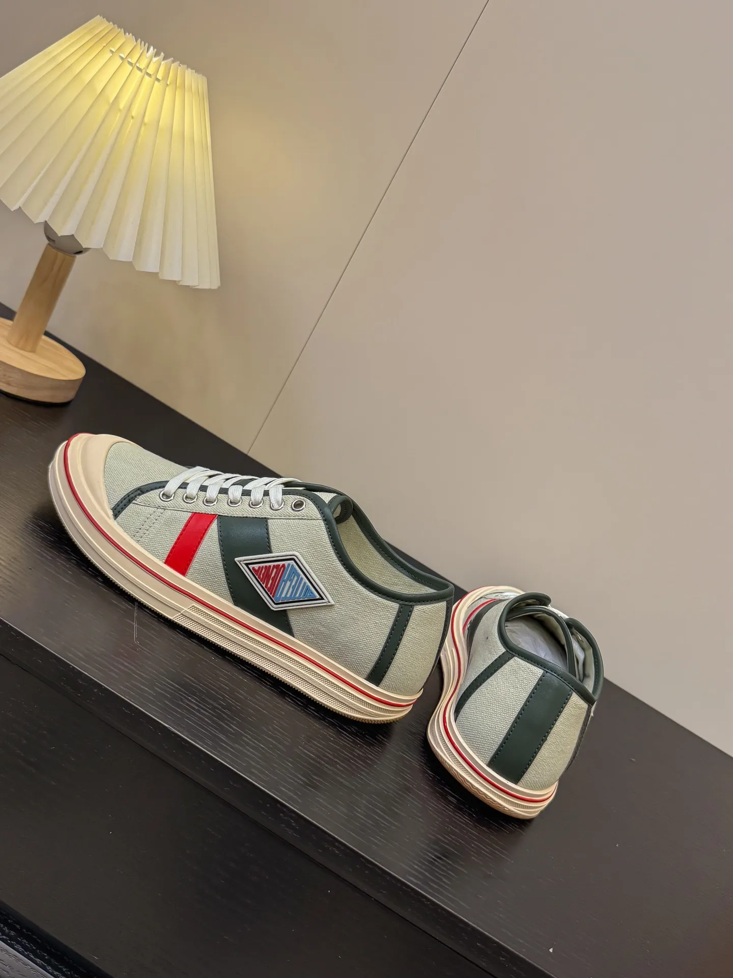👟👟Ex-factory price 460👟👟 (Men's size +1️⃣0️⃣) BVOrbit's latest 2025 catwalk model, developed 1:1 from the original board, classic color matching elements! This is the biggest highlight of this shoe, eye-catching but not exaggerated design, super cool for daily use, super versatile whether paired with pants, sweaters or skirts, looks good no matter how you wear it, the more you look at it, the more you like it ❗️ Outsole: Original outsole color: 5 colors code number: female 35-40 male 39-44